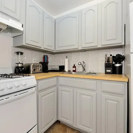 Beautiful 3 Bedroom Loft With Desk Near Times Sq. New York