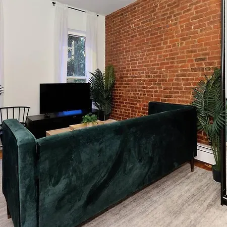 Beautiful 3 Bedroom Loft With Desk Near Times Sq. *