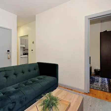 Beautiful 3 Bedroom Loft With Desk Near Times Sq. *