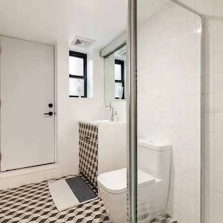Modern With 30 Min To Downtown On #4 Line Apartment New York