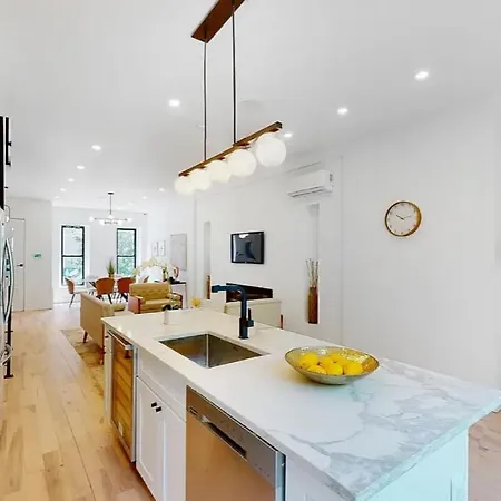 Exotic Bedford Avenue Guest In Brooklyn