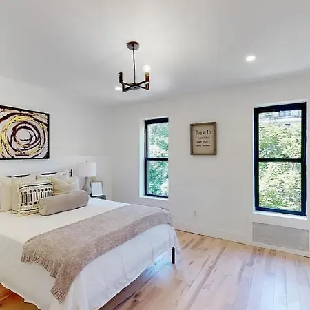 Exotic Bedford Avenue Guest In Brooklyn *