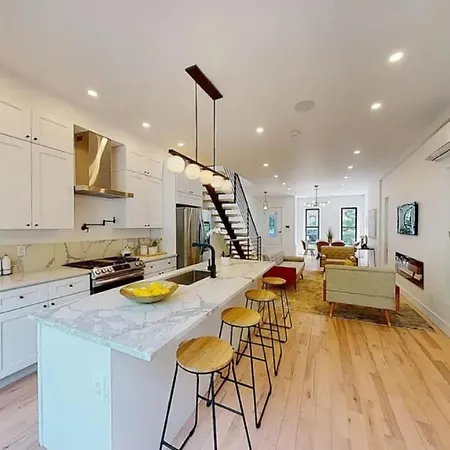 Exotic Bedford Avenue Guest In Brooklyn