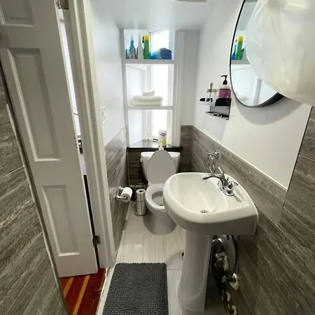 Apartment (lga)adorable 1 Bedroom Unit With Private Entrance *