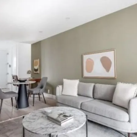 Warm 3 Bedroom Loft In Midtown Apartment *