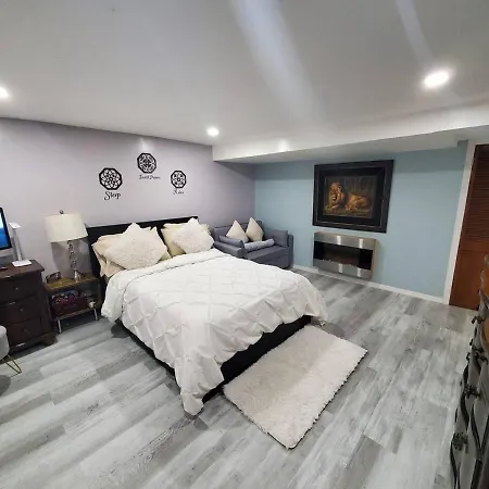 Lovely 2 Bedroom With 2 Entrance And Parking With A Fee *