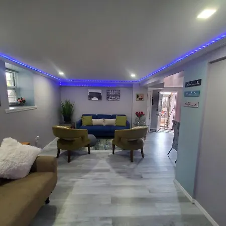 Lovely 2 Bedroom With 2 Entrance And Parking With A Fee Apartment New York