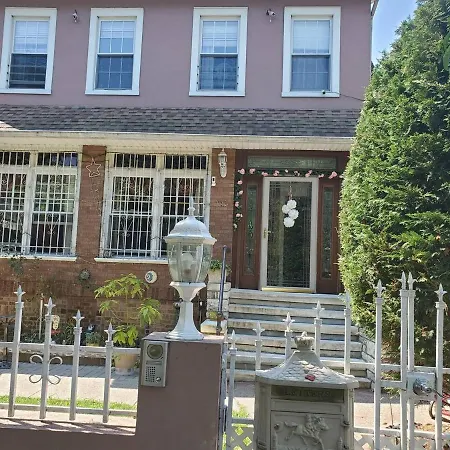 Lovely 2 Bedroom With 2 Entrance And Parking With A Fee