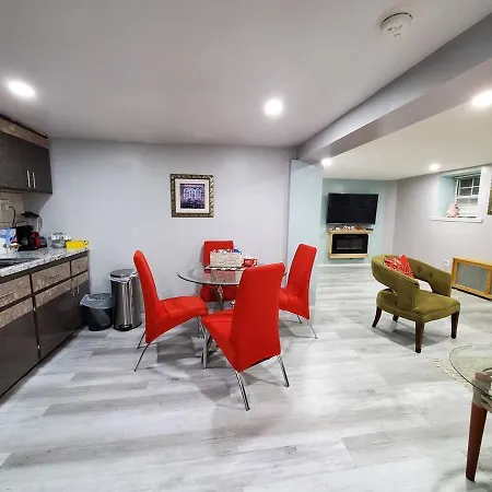 Lovely 2 Bedroom With 2 Entrance And Parking With A Fee * New York
