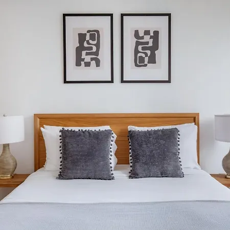 Midtown 1br W Water Views Indoor Pool Nyc-36