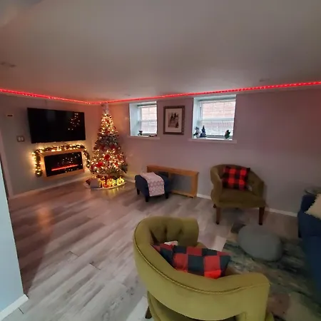 Lovely 2 Bedroom With 2 Entrance And Parking With A Fee Apartment