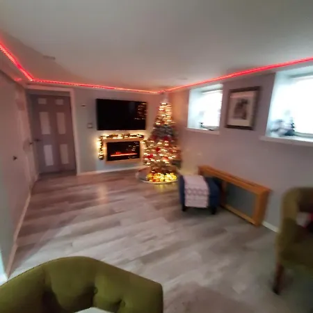 Lovely 2 Bedroom With 2 Entrance And Parking With A Fee Apartment *
