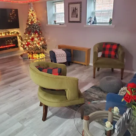 Lovely 2 Bedroom With 2 Entrance And Parking With A Fee Apartment