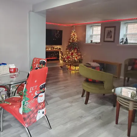 Lovely 2 Bedroom With 2 Entrance And Parking With A Fee Apartment *
