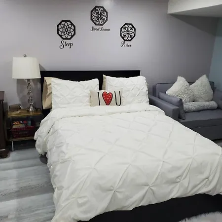 Lovely 2 Bedroom With 2 Entrance And Parking With A Fee *