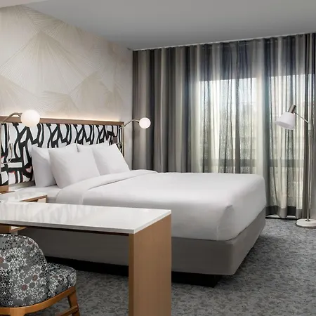 Hotel Springhill By Marriott Queens 3*