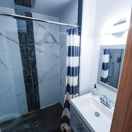 Historic Bushwick, Brooklyn Brownstone Homestay