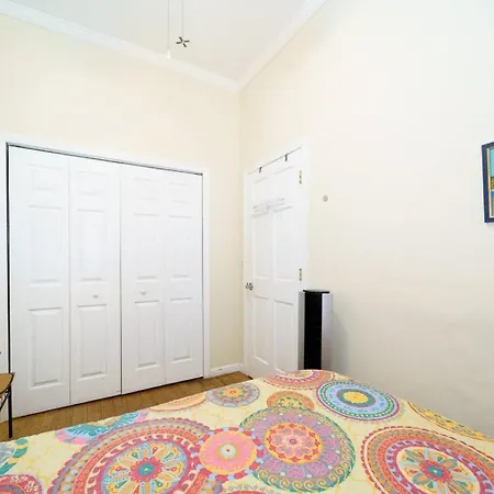 Spacious 1 Bedroom Unit In Prime Location *