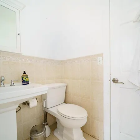 Spacious 1 Bedroom Unit In Prime Location New York