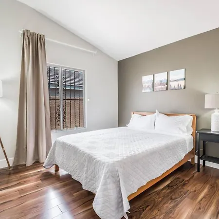 Apartment A Very Special Apt - Lots Of Light And Space Please Contact The Landlord To Book A New York