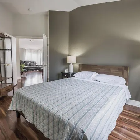 A Very Special Apt - Lots Of Light And Space Please Contact The Landlord To Book A New York