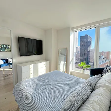 Large 1 Bedroom - Private Balcony - Luxury Building - Manhattan *
