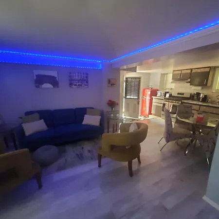 Lovely 2 Bedroom With 2 Entrance And Parking With A Fee * New York