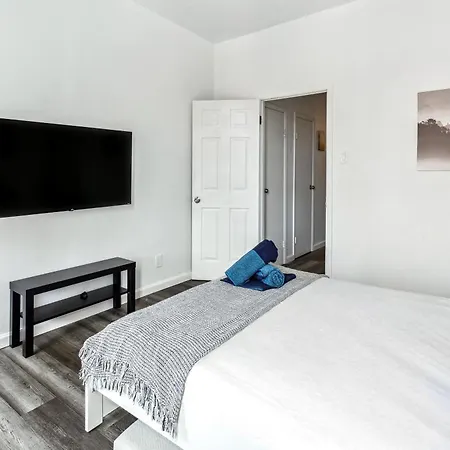 3bd Luxe Unit In Hells Kitchen New York