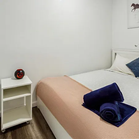 3bd Luxe Unit In Hells Kitchen Apartment