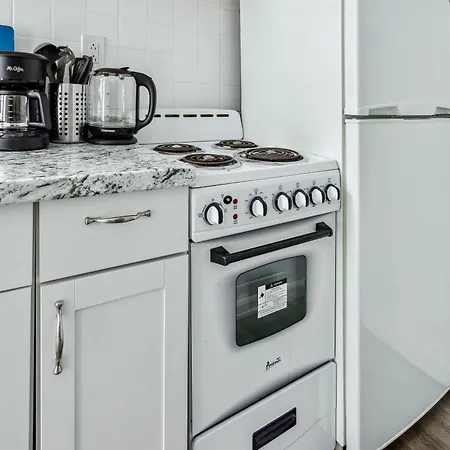 3bd Luxe Unit In Hells Kitchen Apartment *