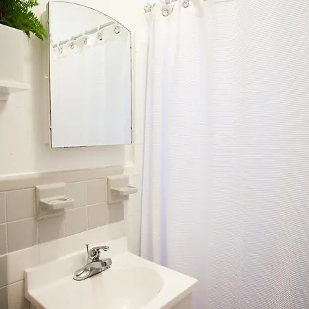 One Bedroom Self-catering - Little Italy * New York