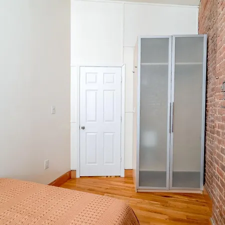 Wonderful 3br 1bath Only Steps From Times Square & Park Apartment *