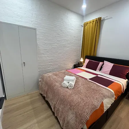2 Bd Modern And Stylish Unit Apartment *