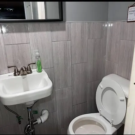 Lovely Private Guest Near Metro Apartment *