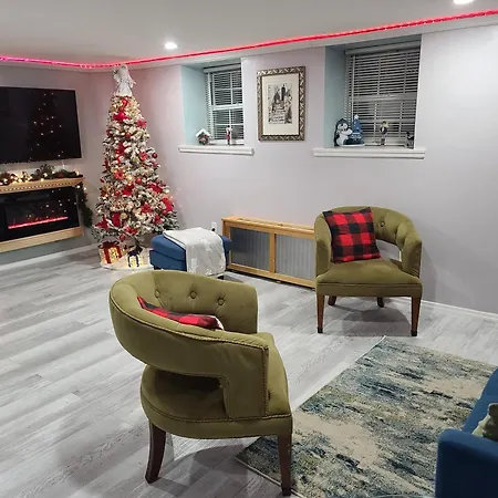 Lovely 2 Bedroom With 2 Entrance And Parking With A Fee Apartment