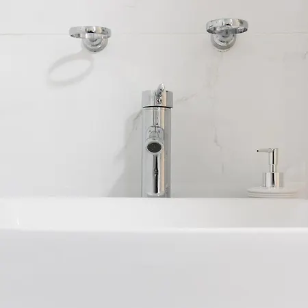 428-4r 2 Bedroom Newly Furnished Apartment *