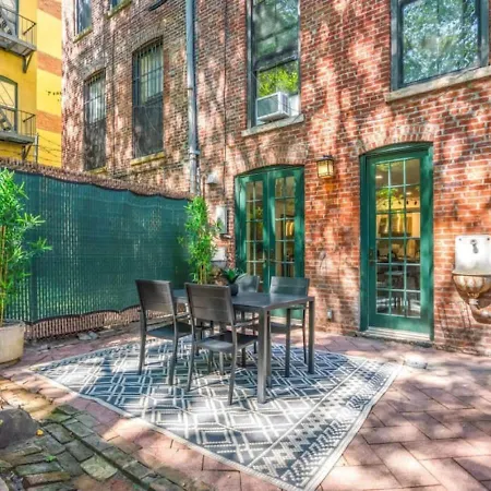 Newly Renovated 2br With Rare Private Backyard & Bbq Holiday home New York