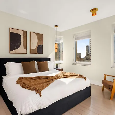Rare Luxurious 1 Block From Time Square