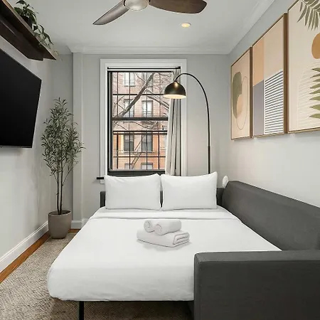 Apartment Sleek Manhattan Pad In Prime Location