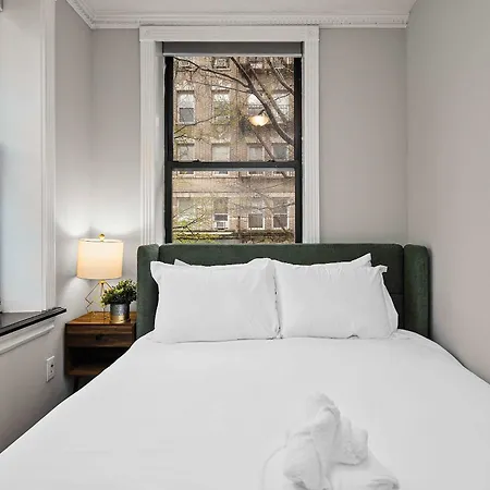 Apartment Sleek Manhattan Pad In Prime Location *