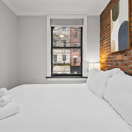 Apartment Sleek Manhattan Pad In Prime Location New York