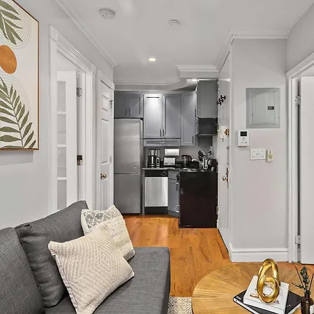 Sleek Manhattan Pad In Prime Location New York