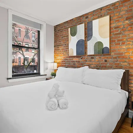 Sleek Manhattan Pad In Prime Location Apartment *