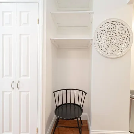 Stylish One Bedroom On Ues New York