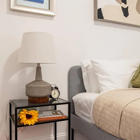 Stylish One Bedroom On Ues Apartment *