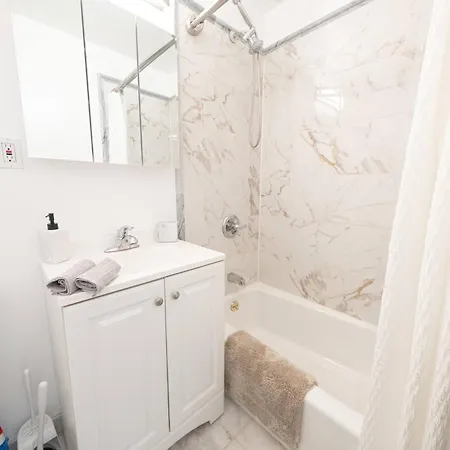 Stylish One Bedroom On Ues