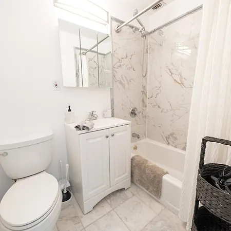 Stylish One Bedroom On Ues *
