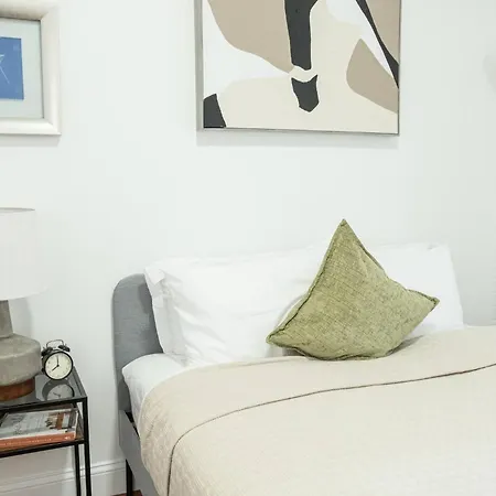 Apartment Stylish One Bedroom On Ues