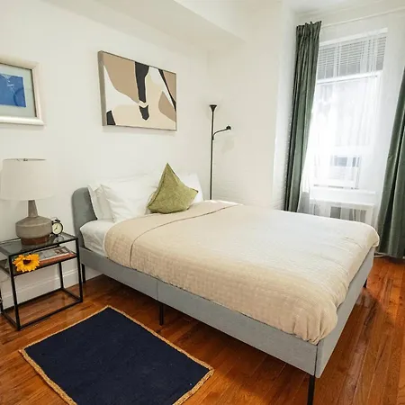 Stylish One Bedroom On Ues * New York