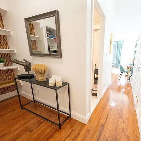 Stylish One Bedroom On Ues New York